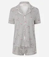 Pijama tipo short doll de viscolycra, compuesto por una camisa de manga corta con cuello solapa y cierre frontal de botones, y un short con cintura elástica. Presenta un estampado de rayas verticales con pequeños moños distribuidos por toda la prenda.