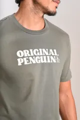 Remera verde militar de manga corta, con cuello redondo y estampa frontal con la inscripción "Original Penguin" en color blanco.