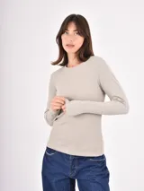 Remera de manga larga en tejido acanalado, con cuello redondo y ajuste al cuerpo.
