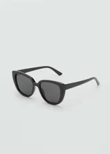 Gafas de sol con montura de pasta negra y diseño cat-eye, con lentes oscuras con protección UV.