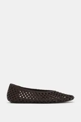 Zapato tipo bailarina color marrón oscuro con cuerpo trenzado y acabado en punta redonda, con suela plana.