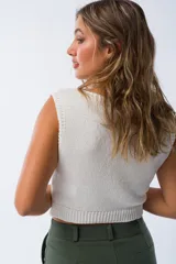 Musculosa blanca de tejido de punto calado, con cuello redondo y sisas anchas.