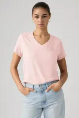 Remera Levi's de manga corta y cuello en V, en color rosado, con pequeño logo bordado en el pecho.