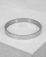 Esclava rígida de acero inoxidable con diseño de damero grabado en toda su superficie.