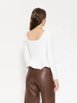 Top negro de lycra con escote cuadrado, mangas largas y peplum de tela plana.