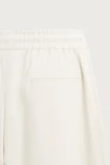 Pantalón regular fit color negro de tejido con viscosa, con cintura elástica ajustable con cordón, bolsillos frontales y traseros.