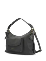 Cartera hobo Hush Puppies modelo Dover de ecocuero negro, con compartimento principal con cierre, bolsillo frontal con solapa y bolsillo trasero con cierre. Cuenta con correa corta de hombro y correa larga ajustable y desmontable, además de un colgante decorativo lateral y detalles metálicos en tono bronce viejo.