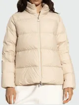 Campera puffer Moncler Mauzun color beige, con cuello alto, cierre frontal de doble carro y diseño acolchado horizontal.