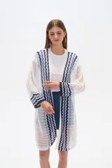 Saco largo de acrílico tejido a crochet, con diseño de rayas horizontales en tonos blanco, azul y negro.