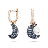 Par de aros colgantes Swarovski de baño en tono oro rosa, con aros pequeños adornados con cristales blancos y dijes asimétricos: una media luna adornada con pavé de cristales azules y blancos, y una perla blanca. Colección Luna.