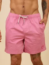 Short de baño color beige, de corte volley, con cintura elástica y cordón ajustable. Presenta un pequeño logo bordado en la parte inferior de la pierna izquierda.