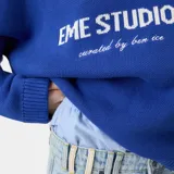 Sweater de punto azul Klein, con cuello redondo y diseño de corte cuadrado y ligeramente corto. Cuenta con el logotipo de la marca tejido en jacquard en el frente.