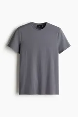 Remera de punto liviano color gris, con cuello redondo y mangas cortas, de corte ajustado. Confeccionada con fibra COOLMAX que transporta el sudor a la superficie del tejido.