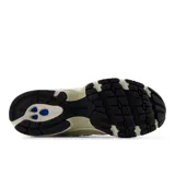 Championes urbanos New Balance modelo 740, color beige con detalles en blanco y negro. Presentan una estructura de malla transpirable con refuerzos sintéticos, el logo 'N' característico en los laterales y tecnología de amortiguación ABZORB en la entresuela.