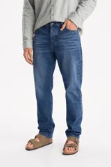 Pantalón jean de corte skinny color azul, con efecto desgastado en la zona frontal y bolsillos clásicos.