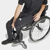 Pantalón deportivo negro de corte clásico, diseñado para deportistas en silla de ruedas. Presenta cintura elástica, tecnología transpirable AEROREADY y puños ajustables con cordón.
