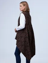 Chaleco largo tejido con estampado animal print en tonos marrón y negro.