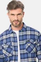 Sobrecamisa a cuadros de viyela gruesa con bolsillos frontales con solapa y botones.