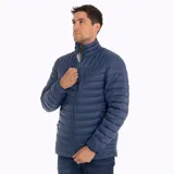 Campera azul acolchada con cierre frontal, cuello alto y bolsillos laterales y en el pecho con cierre.