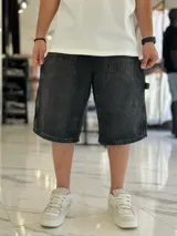 Bermuda de jean estilo carpintero, color celeste, con bolsillos laterales amplios, presilla para herramientas y diseño amplio de corte oversize.