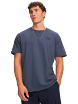 Remera Under Armour de manga corta color gris azulado, confeccionada en tejido grueso y suave de mezcla de algodón, con cuello acanalado y logo bordado en el pecho.