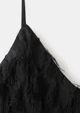 Vestido largo negro de corte recto, con escote en pico, tirantes finos, espalda abierta y diseño revestido con flecos texturizados.