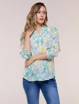 Blusa de gasa de la marca Zac & Rachel, con estampado de rayas verticales en tonos azules, celestes y lilas. Presenta cuello a la base con escote en V, abertura central con botones, detalle plisado en el frente y mangas de largo regulable con presilla y botón.