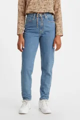 Pantalón jeans mom fit de tiro alto y lavado azul clásico, con cordón ajustable en la cintura y corte cónico en las piernas.