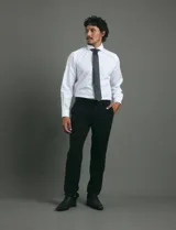 Camisa de vestir blanca de corte clásico, con cuello rígido y mangas largas con puños abotonados.