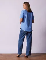 Blusa blanca de tejido piqué, marca Ruby Rd. Cuello a la base y escote en V. Manga corta amplia.