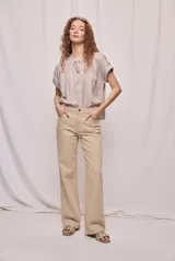 Pantalón wide leg de tiro alto color beige, con calce relajado, diseño de cinco bolsillos y presillas para cinturón.