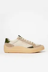 Zapatillas deportivas de cuero color crema, con detalles en gamuza color beige y verde.