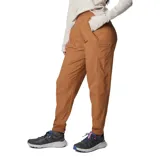 Pantalon tipo jogger color camel, con cintura elástica, bolsillos laterales y bolsillo de seguridad con cremallera. Confeccionado con tecnología Omni-Shade UPF 50 y Omni-Shield repelente a la humedad.
