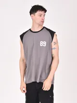 Musculosa gris con mangas y cuello negro, con el número 89 estampado en blanco en el frente.