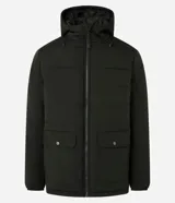 Campera puffer negra con capucha ajustable, cierre frontal con cremallera, bolsillos cargo con solapa y ajuste en los puños. Confeccionada en poliéster.