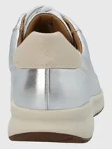 Zapatilla Hush Puppies modelo Spinal de cuero metalizado plateado, con cordones al tono, suela de goma color crema y detalle en el talón. Cuenta con tecnología Spinal para soporte y amortiguación.