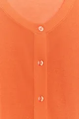 Chaqueta de punto de manga corta y cuello redondo en color verde, con cierre frontal de botones.
