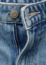 Jeans de tiro alto con diseño balloon y estilo barrel, confeccionados en tejido de algodón estilo tejano. Presentan cierre delantero de cremallera y botón, trabillas y cinco bolsillos.