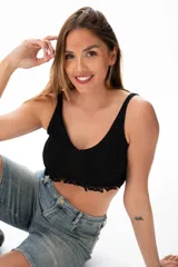 Top crop negro de tejido de punto con escote en V y breteles anchos.