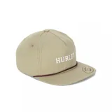 Gorra Hurley Wayfarer de color verde oliva, con visera plana, bordado frontal con el nombre de la marca en color blanco y cordón decorativo en tono oscuro sobre la base de la visera.