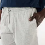 Pijama corto de dos piezas para hombre, compuesto por una camiseta de manga corta azul marino con estampa frontal de Superman y un pantalón corto gris.