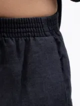 Shorts de lino color azul marino, con cintura elástica y dos bolsillos laterales.