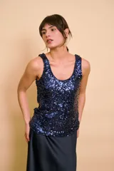 Musculosa azul marino con lentejuelas, escote redondo y tirantes anchos.