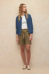 Bermuda negra de lino con tiro alto, lazo en la cintura y cuatro bolsillos grandes.