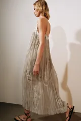 Vestido largo de viscosa color gris verdoso, con escote en pico, tirantes finos ajustables y detalles de bordados contrastantes en el cuerpo.