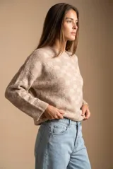 Sweater de punto con diseño de cuadros en tonos marrón y beige, de cuello redondo y manga larga.