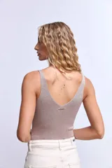 Top tejido de punto color marrón con brillo, escote en V pronunciado y tirantes anchos.