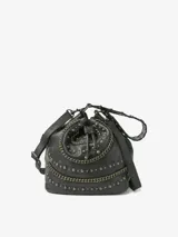 Bolso tipo saco de cuero negro con tachuelas metálicas y cadenas doradas decorativas. Tiene cierre de cordón ajustable y correa de hombro regulable. El interior está forrado en algodón y cuenta con un bolsillo.