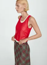 Top de punto fino con diseño de doble capa, compuesto por una musculosa roja sobre una base color crema. Presenta cuello redondo, tirantes anchos y corte recto.