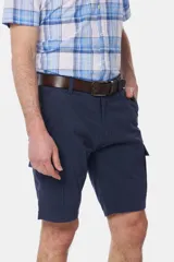 Bermuda cargo color beige con bolsillos laterales y traseros. Se ajusta a la cintura con cinturón de cuero marrón.